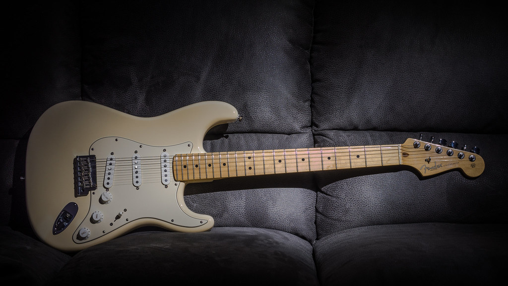 E-Gitarre USA Fender Stratocaster Standard weiß mit hellem Ahorn Griffbrett und Kopfplatte